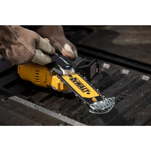 DEWALT 20V MAX* 8 in Brushless Cordless Pruning Chainsaw Kit With 3 Ah Battery