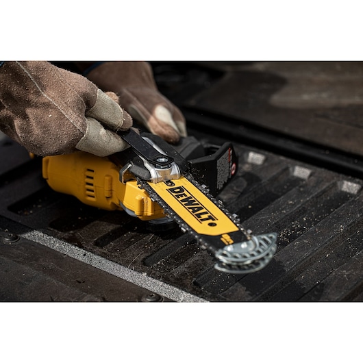 DEWALT 20V MAX* 8 in Brushless Cordless Pruning Chainsaw Kit With 3 Ah Battery