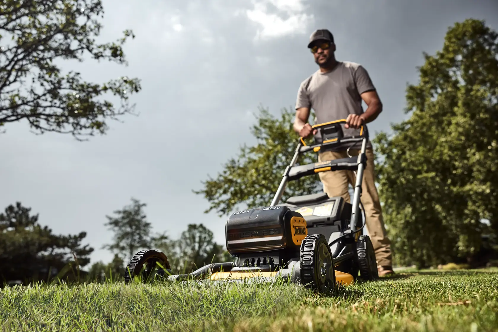 DEWALT® 2x20V MAX* XR 21-in. (533mm) Cordless Push Lawn Mower with (2) 10.0 Ah Batteries and Charger