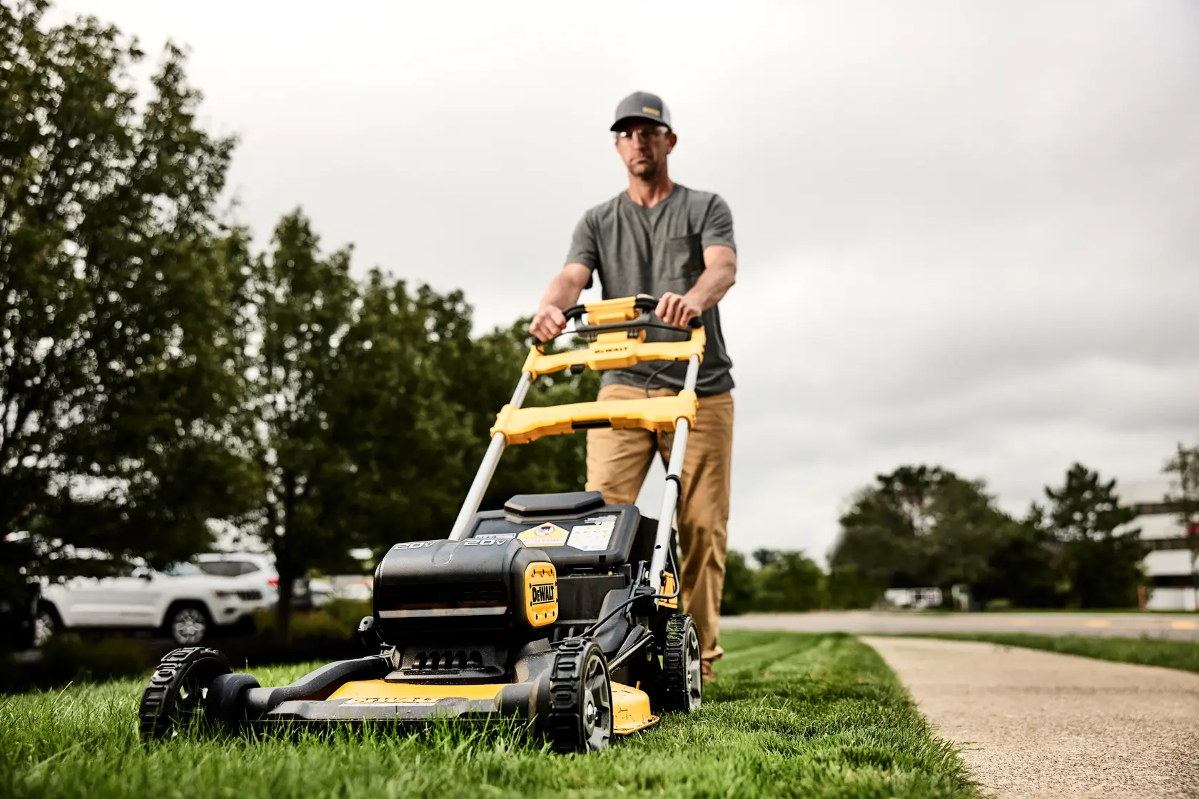 DEWALT® 2x20V MAX* XR Cordless Self-Propelled Mower with (2) 10.0 Ah Batteries and Charger